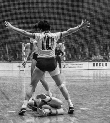 Archivbilder der Woche SPORT KW48 Bratislava, Czechoslovac Socialist Republic. Women s national handball teams compete during the match between the USSR and the German Democratic Republic at the 7th Women Handball World Championship, WM, Weltmeisterschaft The Soviet team won with the total score of 14:12 (10:5). Valery Zufarov TASS  15697241
