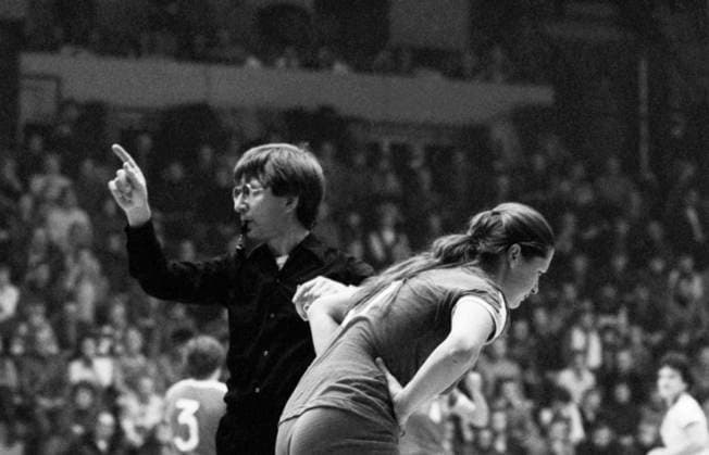 Archivbilder der Woche SPORT KW48 Bratislava, USSR. A referee and Soviet handball player Tatyana Kochergina are pictured during the match between the USSR and Yugoslavia at the 7th Women Handball World Championship, WM, Weltmeisterschaft The Soviet team won with the total score of 15:11 (10:5). Valery Zufarov TASS  16942134