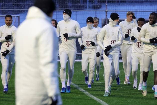 Mannschaft laeuft beim Training im Schnee, kalt, Muetze, Tuch, FC Bayern Muenchen, Harry Kane (FC Bayern Muenchen, 09) mit Dayot Upamecano (FC Bayern Muenchen, 02) und Konrad Laimer (FC Bayern Muenchen, 27) mit Bouna Sarr (FC Bayern Muenchen, 20) und Serge Gnabry (FC Bayern Muenchen, 07), Abschlusstraining. FC Bayern Muenchen, Fussball, UEFA Champions League, Vorrunde, 5. Spieltag, Saison 23 24, 28.11.2023, Abschlusstraining. FC Bayern Muenchen, Fussball, UEFA Champions League, Vorrunde, 5. Spieltag, Saison 23 24, 28.11.2023 Muenchen Copyright: xEibner-Pressefoto JennixMaulx EP_JML