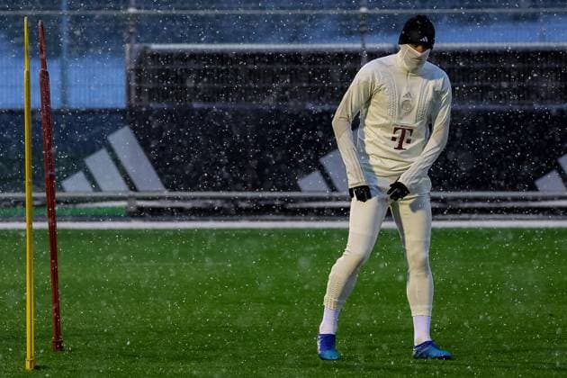 Harry Kane (FC Bayern Muenchen, 09) beim Training im Schnee, eingemummt, kalt, Muetze, Tuch, Abschlusstraining. FC Bayern Muenchen, Fussball, UEFA Champions League, Vorrunde, 5. Spieltag, Saison 23 24, 28.11.2023, Abschlusstraining. FC Bayern Muenchen, Fussball, UEFA Champions League, Vorrunde, 5. Spieltag, Saison 23 24, 28.11.2023 Muenchen Copyright: xEibner-Pressefoto JennixMaulx EP_JML