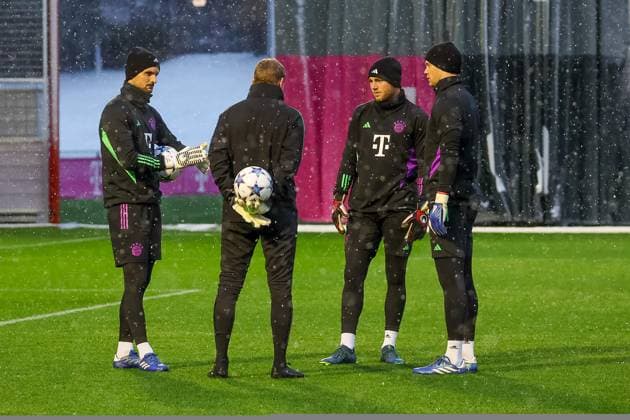Torhueter Manuel Neuer (FC Bayern Muenchen, 01) mit Sven Ulreich (FC Bayern Muenchen, 26) und Daniel Peretz (FC Bayern Muenchen, 18) und Torwarttrainer beim Training im Schnee, kalt, Muetze, Tuch, Abschlusstraining. FC Bayern Muenchen, Fussball, UEFA Champions League, Vorrunde, 5. Spieltag, Saison 23 24, 28.11.2023, Abschlusstraining. FC Bayern Muenchen, Fussball, UEFA Champions League, Vorrunde, 5. Spieltag, Saison 23 24, 28.11.2023 Muenchen Copyright: xEibner-Pressefoto JennixMaulx EP_JML