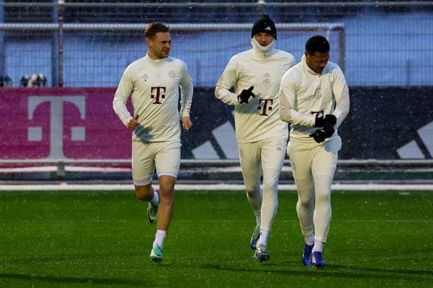 Thomas Mueller (FC Bayern Muenchen, 25) mit Joshua Kimmich (FC Bayern Muenchen, 06) und Serge Gnabry (FC Bayern Muenchen, 07) laufend beim Training im Schnee, kalt, Muetze, Tuch, Abschlusstraining. FC Bayern Muenchen, Fussball, UEFA Champions League, Vorrunde, 5. Spieltag, Saison 23 24, 28.11.2023, Abschlusstraining. FC Bayern Muenchen, Fussball, UEFA Champions League, Vorrunde, 5. Spieltag, Saison 23 24, 28.11.2023 Muenchen Copyright: xEibner-Pressefoto JennixMaulx EP_JML