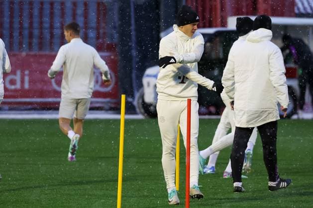 Franz Kraetzig (FC Bayern Muenchen, 41) beim Training im Schnee, eingemummt, kalt, Muetze, Tuch, Abschlusstraining. FC Bayern Muenchen, Fussball, UEFA Champions League, Vorrunde, 5. Spieltag, Saison 23 24, 28.11.2023, Abschlusstraining. FC Bayern Muenchen, Fussball, UEFA Champions League, Vorrunde, 5. Spieltag, Saison 23 24, 28.11.2023 Muenchen Copyright: xEibner-Pressefoto JennixMaulx EP_JML