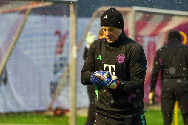 Manuel Neuer (FC Bayern Muenchen, 01) beim Training im Schnee, eingemummt, kalt, Muetze, Tuch, Abschlusstraining. FC Bayern Muenchen, Fussball, UEFA Champions League, Vorrunde, 5. Spieltag, Saison 23 24, 28.11.2023, Abschlusstraining. FC Bayern Muenchen, Fussball, UEFA Champions League, Vorrunde, 5. Spieltag, Saison 23 24, 28.11.2023 Muenchen Copyright: xEibner-Pressefoto JennixMaulx EP_JML