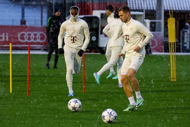 Joshua Kimmich (FC Bayern Muenchen, 06) in kurzer Hosen, mit Mathys Tel (FC Bayern Muenchen, 39) beim Training im Schnee, eingemummt, kalt, Muetze, Tuch, Abschlusstraining. FC Bayern Muenchen, Fussball, UEFA Champions League, Vorrunde, 5. Spieltag, Saison 23 24, 28.11.2023, Abschlusstraining. FC Bayern Muenchen, Fussball, UEFA Champions League, Vorrunde, 5. Spieltag, Saison 23 24, 28.11.2023 Muenchen Copyright: xEibner-Pressefoto JennixMaulx EP_JML