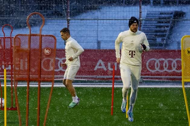 Leon Goretzka (FC Bayern Muenchen, 08) mit Joshua Kimmich (FC Bayern Muenchen, 06), beim Training im Schnee, eingemummt, kalt, Muetze, Tuch, Abschlusstraining. FC Bayern Muenchen, Fussball, UEFA Champions League, Vorrunde, 5. Spieltag, Saison 23 24, 28.11.2023, Abschlusstraining. FC Bayern Muenchen, Fussball, UEFA Champions League, Vorrunde, 5. Spieltag, Saison 23 24, 28.11.2023 Muenchen Copyright: xEibner-Pressefoto JennixMaulx EP_JML