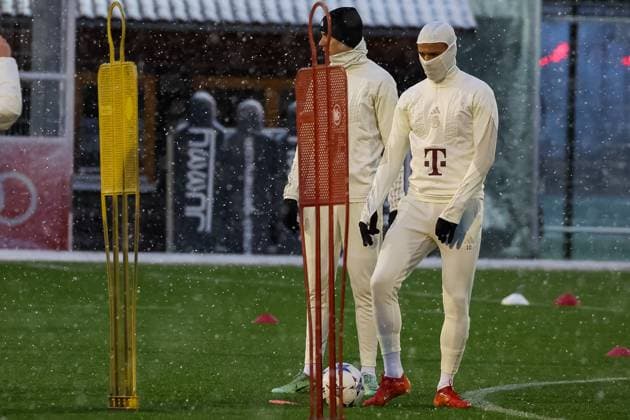 Leroy Sane (FC Bayern Muenchen, 10) beim Training im Schnee, eingemummt, kalt, Muetze, Tuch, Abschlusstraining. FC Bayern Muenchen, Fussball, UEFA Champions League, Vorrunde, 5. Spieltag, Saison 23 24, 28.11.2023, Abschlusstraining. FC Bayern Muenchen, Fussball, UEFA Champions League, Vorrunde, 5. Spieltag, Saison 23 24, 28.11.2023 Muenchen Copyright: xEibner-Pressefoto JennixMaulx EP_JML