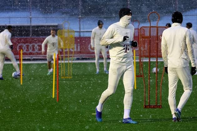 Harry Kane (FC Bayern Muenchen, 09) beim Training im Schnee, eingemummt, kalt, Muetze, Tuch, Abschlusstraining. FC Bayern Muenchen, Fussball, UEFA Champions League, Vorrunde, 5. Spieltag, Saison 23 24, 28.11.2023, Abschlusstraining. FC Bayern Muenchen, Fussball, UEFA Champions League, Vorrunde, 5. Spieltag, Saison 23 24, 28.11.2023 Muenchen Copyright: xEibner-Pressefoto JennixMaulx EP_JML
