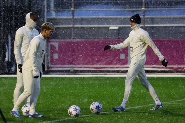 Thomas Mueller (FC Bayern Muenchen, 25) beim Training im Schnee, eingemummt, kalt, Muetze, Tuch, mit Mathys Tel (FC Bayern Muenchen, 39), Abschlusstraining. FC Bayern Muenchen, Fussball, UEFA Champions League, Vorrunde, 5. Spieltag, Saison 23 24, 28.11.2023, Abschlusstraining. FC Bayern Muenchen, Fussball, UEFA Champions League, Vorrunde, 5. Spieltag, Saison 23 24, 28.11.2023 Muenchen Copyright: xEibner-Pressefoto JennixMaulx EP_JML