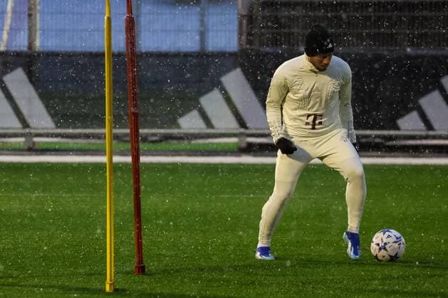 Raphael Guerreiro (FC Bayern Muenchen, 22) beim Training mit Ball im Schnee, Abschlusstraining. FC Bayern Muenchen, Fussball, UEFA Champions League, Vorrunde, 5. Spieltag, Saison 23 24, 28.11.2023, Abschlusstraining. FC Bayern Muenchen, Fussball, UEFA Champions League, Vorrunde, 5. Spieltag, Saison 23 24, 28.11.2023 Muenchen Copyright: xEibner-Pressefoto JennixMaulx EP_JML