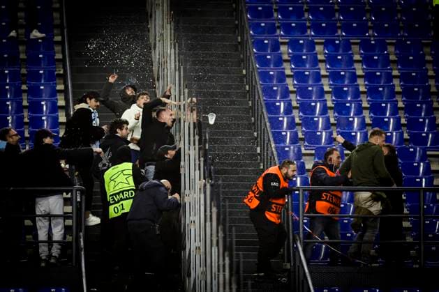 Sport Bilder des Tages UEFA Champions League SS Lazio vs Celtic Football Club Lazio fans and Celtic fans offend each other before the UEFA Champions League match SS Lazio vs Celtic Football Club at Olimpico Stadium on November 28, 2023, in Rome. ABPH6839_1 Copyright: xAntonioxBalascox