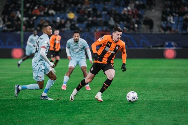 Fußball I Herren I Saison 2023-2024 I UEFA Champions League I 5. Spieltag I Schachtar Donezk - Royal Antwerpen FC I 28.11.2023 Giorgi Gocholeishvili (13, Schachtar Donezk) wird von Michel Balikwisha (10, Royal Antwerpen FC) unter Druck gesetzt. Hamburg Volksparkstadion Hamburg Deutschland Copyright: xLobecax xHenningxRohlfsx