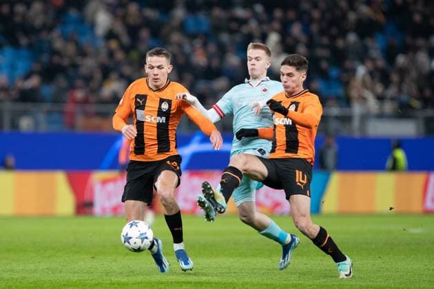 UEFA Champions League: Shakhtar - Royal Antwerpen; 28.11.2023 Danylo Sikan (FC Shakhtar Donetsk, 14), Heorhii Sudakov (FC Shakhtar Donetsk, 10) im Zweikampf mit Arthur Vermeeren (Royal Antwerpen, 48)’ UEFA Champions League: Shakhtar - Royal Antwerpen; Hamburg, Volksparkstadion, 28.11.2023 Copyright: xBEAUTIFULxSPORTS Buriakovx