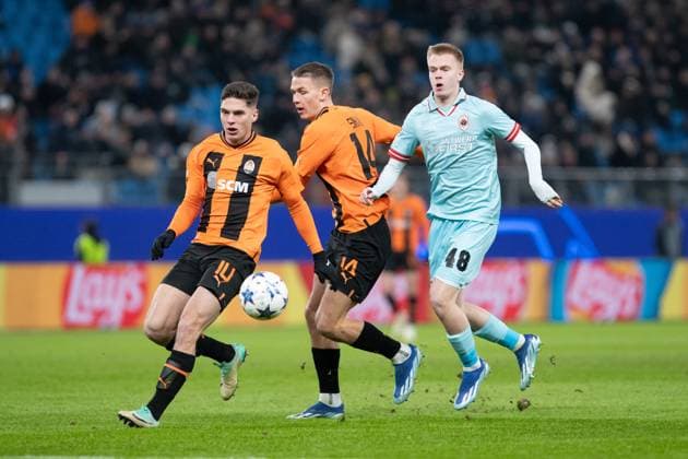 UEFA Champions League: Shakhtar - Royal Antwerpen; 28.11.2023 Danylo Sikan (FC Shakhtar Donetsk, 14), Heorhii Sudakov (FC Shakhtar Donetsk, 10) im Zweikampf mit Arthur Vermeeren (Royal Antwerpen, 48)’ UEFA Champions League: Shakhtar - Royal Antwerpen; Hamburg, Volksparkstadion, 28.11.2023 Copyright: xBEAUTIFULxSPORTS Buriakovx