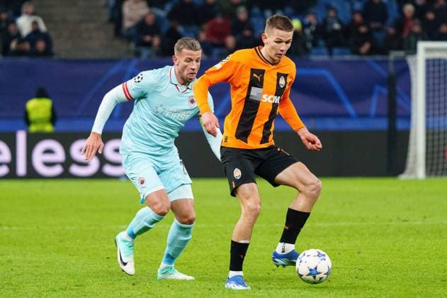 Toby Alderweireld (Royal Antwerpen FC, 23), Danylo Sikan (Schachtar Donezk, 14) GER, Schachtar Donezk vs. Royal Antwerpen FC, Fussball, Champions League, Gruppe H, Spieltag 5, Saison 2023 2024, 28.11.2023 GER, Schachtar Donezk vs. Royal Antwerpen FC, Fussball, Champions League, Gruppe H, Spieltag 5, Saison 2023 2024, 28.11.2023 Hamburg Copyright: xEibner-Pressefoto MarcelxvonxFehrnx EP_MFN