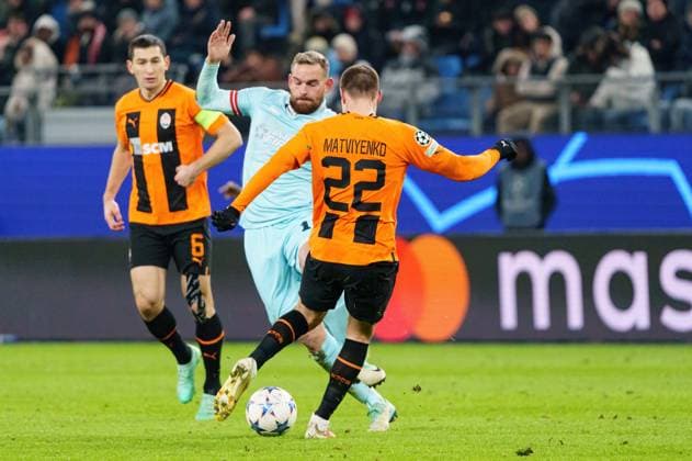 Vincent Janssen (Royal Antwerpen FC, 18), Mykola Matvienko (Schachtar Donezk, 22) GER, Schachtar Donezk vs. Royal Antwerpen FC, Fussball, Champions League, Gruppe H, Spieltag 5, Saison 2023 2024, 28.11.2023 GER, Schachtar Donezk vs. Royal Antwerpen FC, Fussball, Champions League, Gruppe H, Spieltag 5, Saison 2023 2024, 28.11.2023 Hamburg Copyright: xEibner-Pressefoto MarcelxvonxFehrnx EP_MFN