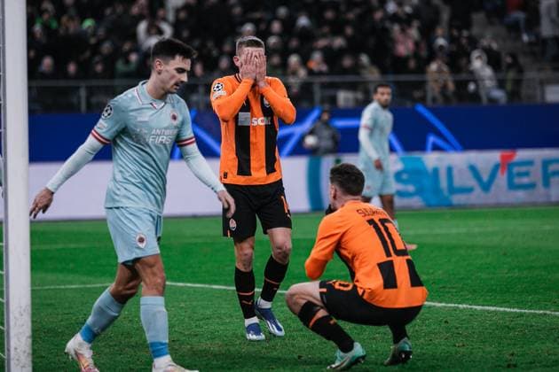 Fußball I Herren I Saison 2023-2024 I UEFA Champions League I 5. Spieltag I Schachtar Donezk - Royal Antwerpen FC I 28.11.2023 Danylo Sikan (14, Schachtar Donezk) und Georgiy Sudakov (10, Schachtar Donezk) enttäuscht über die vergebene Torchance. Hamburg Volksparkstadion Hamburg Deutschland Copyright: xLobecax xHenningxRohlfsx