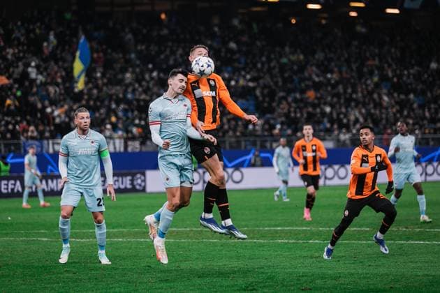 Fußball I Herren I Saison 2023-2024 I UEFA Champions League I 5. Spieltag I Schachtar Donezk - Royal Antwerpen FC I 28.11.2023 Danylo Sikan (14, Schachtar Donezk) und Jelle Bataille (34, Royal Antwerpen FC) gehen hoch zum Duell. Hamburg Volksparkstadion Hamburg Deutschland Copyright: xLobecax xHenningxRohlfsx