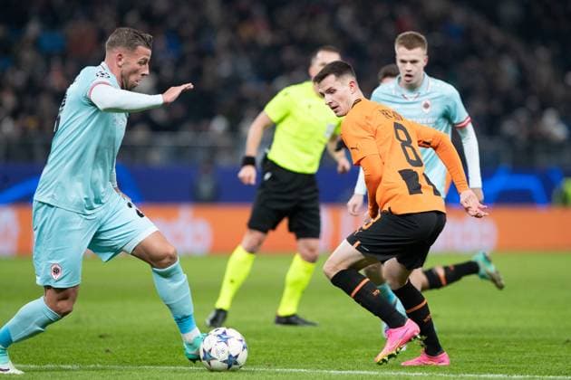 UEFA Champions League: Shakhtar - Royal Antwerpen; 28.11.2023 Zweikampf Toby Alderweireld (Royal Antwerpen, 23), Dmytro Kryskiv (FC Shakhtar Donetsk, 8) UEFA Champions League: Shakhtar - Royal Antwerpen; Hamburg, Volksparkstadion, 28.11.2023 Copyright: xBEAUTIFULxSPORTS Buriakovx