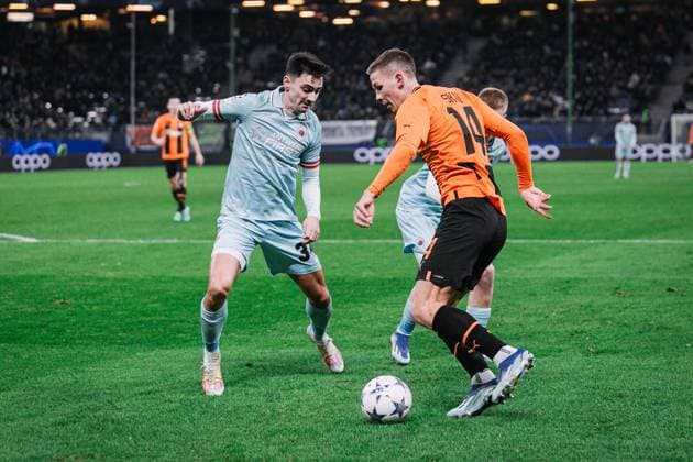 Fußball I Herren I Saison 2023-2024 I UEFA Champions League I 5. Spieltag I Schachtar Donezk - Royal Antwerpen FC I 28.11.2023 Danylo Sikan (14, Schachtar Donezk) gegen Jelle Bataille (34, Royal Antwerpen FC) im Dribbling. Hamburg Volksparkstadion Hamburg Deutschland Copyright: xLobecax xHenningxRohlfsx