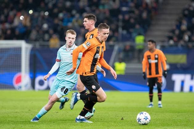 UEFA Champions League: Shakhtar - Royal Antwerpen; 28.11.2023 Dmytro Kryskiv (FC Shakhtar Donetsk, 8) im Zweikampf mit Arthur Vermeeren (Royal Antwerpen, 48) UEFA Champions League: Shakhtar - Royal Antwerpen; Hamburg, Volksparkstadion, 28.11.2023 Copyright: xBEAUTIFULxSPORTS Buriakovx