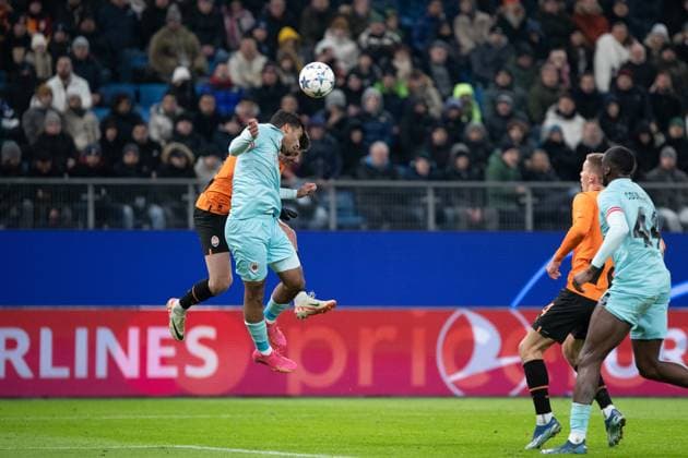 UEFA Champions League: Shakhtar - Royal Antwerpen; 28.11.2023 Zweikampf Giorgi Goholeischvili (FC Shakhtar Donetsk, 13), Owen Wijndal (Royal Antwerpen, 5) UEFA Champions League: Shakhtar - Royal Antwerpen; Hamburg, Volksparkstadion, 28.11.2023 Copyright: xBEAUTIFULxSPORTS Buriakovx