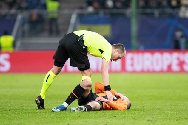UEFA Champions League: Shakhtar - Royal Antwerpen; 28.11.2023 Heorhii Sudakov (FC Shakhtar Donetsk, 10) liegt auf dem Spielfeld mit der Verletzung UEFA Champions League: Shakhtar - Royal Antwerpen; Hamburg, Volksparkstadion, 28.11.2023 Copyright: xBEAUTIFULxSPORTS Buriakovx