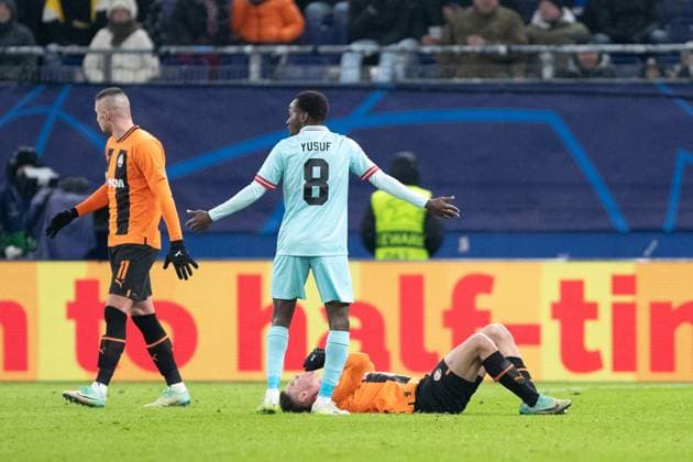 UEFA Champions League: Shakhtar - Royal Antwerpen; 28.11.2023 Heorhii Sudakov (FC Shakhtar Donetsk, 10) liegt auf dem Spielfeld mit der Verletzung UEFA Champions League: Shakhtar - Royal Antwerpen; Hamburg, Volksparkstadion, 28.11.2023 Copyright: xBEAUTIFULxSPORTS Buriakovx