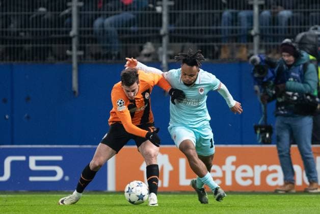 UEFA Champions League: Shakhtar - Royal Antwerpen; 28.11.2023 Zweikampf Oleksandr Zubkov (FC Shakhtar Donetsk, 11), Chidera Ejucke (Royal Antwerpen, 19) UEFA Champions League: Shakhtar - Royal Antwerpen; Hamburg, Volksparkstadion, 28.11.2023 Copyright: xBEAUTIFULxSPORTS Buriakovx