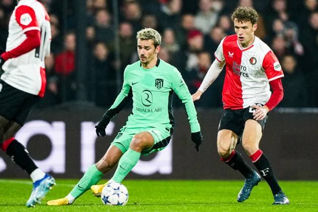 UEFA Champions League: Feyenoord v Atletico Madrid Rotterdam - Antoine Griezmann of Atletico Madrid, Mats Wieffer of Feyenoord during the 5th leg of the UEFA Champions League group stage between Feyenoord v Atletico Madrid at Stadion Feijenoord De Kuip on 28 November 2023 in Rotterdam, The Netherlands. Copyright: xTomxBodex