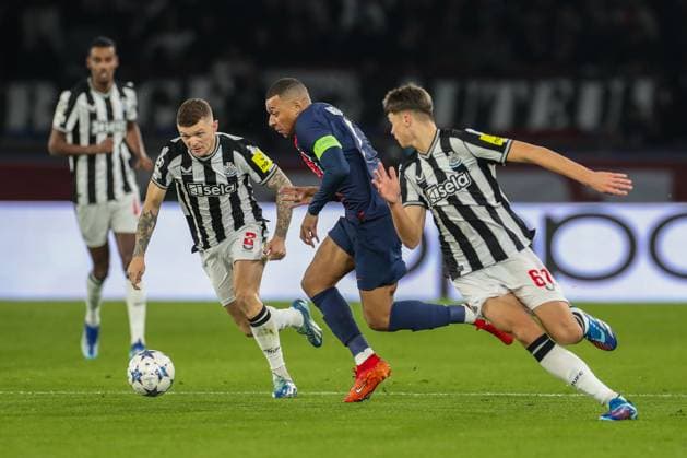 Paris Saint-Germain FC v Newcastle United FC Paris Saint-Germain forward Kylian Mbappe (7) and Newcastle United defender Kieran Trippier (2) battle during the Paris Saint-Germain FC v Newcastle United FC UEFA Champions League Round 1 Group F match at Parc de Princes, Paris, France on 28 November 2023 Editorial Use Only Copyright: xIMAGO EveryxSecondxMediax ESM-0859-0017
