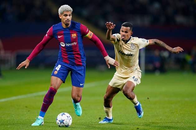 ESP: FC Barcelona, Barca FC Porto. UEFA Champions League match, Group H, date 5 Ronald Araujo of FC Barcelona and Wenderson Galeno of FC Porto during the UEFA Champions League match, Group H, between FC Barcelona and FC Porto played at Lluis Companys Stadium on November 28, 2023 in Barcelona, Spain. kpng Copyright: xSergioxRuizx xPRESSINPHOTOx PS_231128_008