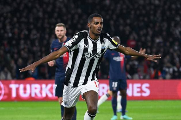 Alexander Isak ( 14 - Newcastle ) celebrates after scoring during the UEFA Champions League match between PSG and Newcastle at Parc Des Princes on November 28, 2023 in Paris, France. ( Photo by federico pestellini panoramic ) - FOOTBALL : Paris Saint Germain vs Newcastle - Ligue des Champions - 28 11 2023 FedericoPestellini Panoramic 