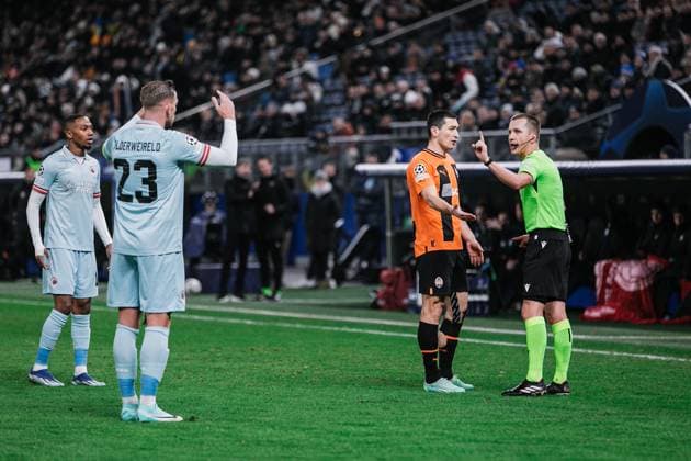 Fußball I Herren I Saison 2023-2024 I UEFA Champions League I 5. Spieltag I Schachtar Donezk - Royal Antwerpen FC I 28.11.2023 Schiedsrichter Bartosz Frankowski diskutiert mit Taras Stepanenko (6, Schachtar Donezk) und Toby Alderweireld (23, Royal Antwerpen FC). Hamburg Volksparkstadion Hamburg Deutschland Copyright: xLobecax xHenningxRohlfsx