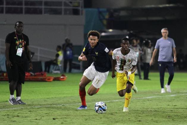 November 28, 2023, Surakarta, Central Java, Indonesia: TIDIAM GOMIS of France (L) Fighting for the ball with MOUSSA TRAORE of Mali during FIFA U-17 World Cup Semi Final match between France and Mali at Manahan Stadium. Surakarta Indonesia - ZUMAb228 0368597955st Copyright: xAnggaxBudhiyantox