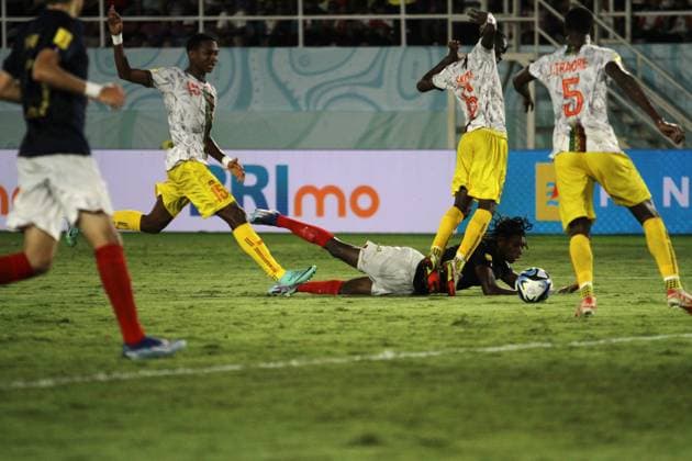 November 28, 2023, Surakarta, Central Java, Indonesia: FODE SYLLA of France (Down) fell while carrying the ball during FIFA U-17 World Cup Semi Final match between France and Mali at Manahan Stadium. Surakarta Indonesia - ZUMAb228 0368597964st Copyright: xAnggaxBudhiyantox