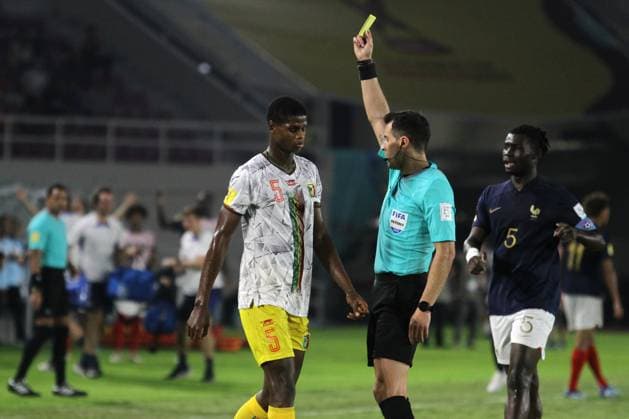 November 28, 2023, Surakarta, Central Java, Indonesia: The referee gave a yellow card to ISSA TRAORE of Mali (L) during FIFA U-17 World Cup Semi Final match between France and Mali at Manahan Stadium. Surakarta Indonesia - ZUMAb228 0368597971st Copyright: xAnggaxBudhiyantox