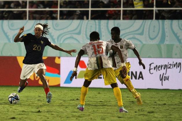 November 28, 2023, Surakarta, Central Java, Indonesia: MATHIS AMOUGOU of France (L) runs with the ball during FIFA U-17 World Cup Semi Final match between France and Mali at Manahan Stadium. Surakarta Indonesia - ZUMAb228 0368598168st Copyright: xAnggaxBudhiyantox
