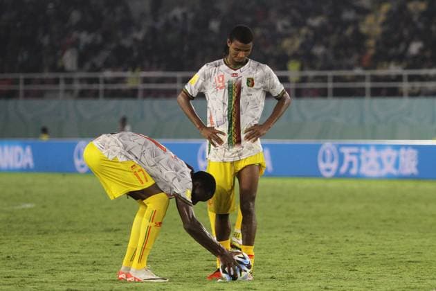 November 28, 2023, Surakarta, Central Java, Indonesia: MAMADOU DOUMBIA (L) and MAHAMOUD BARRY of Mali prepare to take a free kick during FIFA U-17 World Cup Semi Final match between France and Mali at Manahan Stadium. Surakarta Indonesia - ZUMAb228 0368598179st Copyright: xAnggaxBudhiyantox
