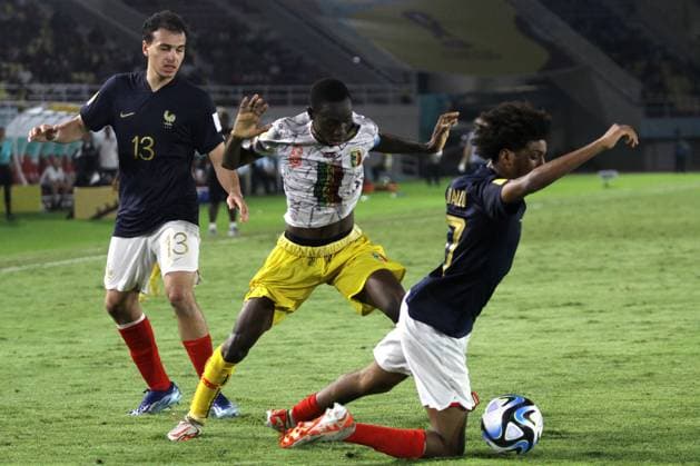 November 28, 2023, Surakarta, Central Java, Indonesia: SEKOU KONE of Mali (C) and TIDIANE DIALLO of France (R) in actions during FIFA U-17 World Cup Semi Final match between France and Mali at Manahan Stadium. Surakarta Indonesia - ZUMAb228 0368598196st Copyright: xAnggaxBudhiyantox