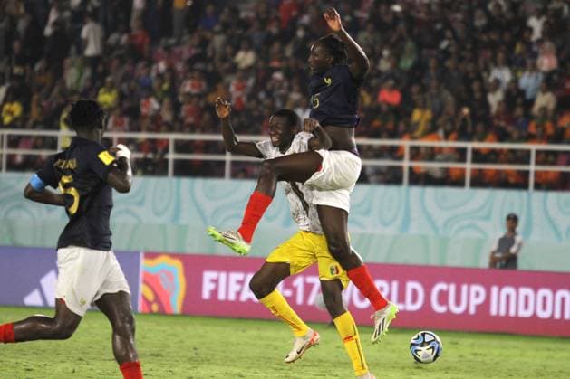 November 28, 2023, Surakarta, Central Java, Indonesia: ARTHUR TCHAP of France (R) fighting for the ball with Malian players during FIFA U-17 World Cup Semi Final match between France and Mali at Manahan Stadium. Surakarta Indonesia - ZUMAb228 0368598276st Copyright: xAnggaxBudhiyantox
