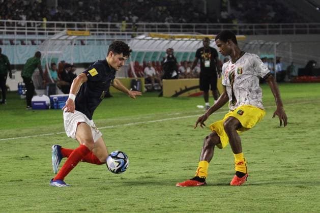November 28, 2023, Surakarta, Central Java, Indonesia: ISMAIL BOUNEB of France (L) running to dribble the ball during FIFA U-17 World Cup Semi Final match between France and Mali at Manahan Stadium. Surakarta Indonesia - ZUMAb228 0368598429st Copyright: xAnggaxBudhiyantox