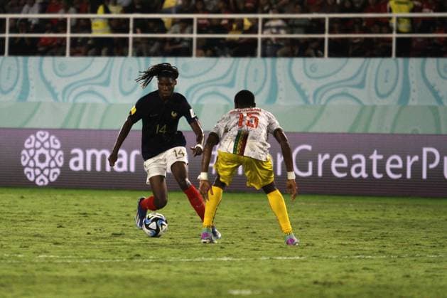 November 28, 2023, Surakarta, Central Java, Indonesia: FODE SYLLA of France (L) runs with the ball during FIFA U-17 World Cup Semi Final match between France and Mali at Manahan Stadium. Surakarta Indonesia - ZUMAb228 0368598435st Copyright: xAnggaxBudhiyantox