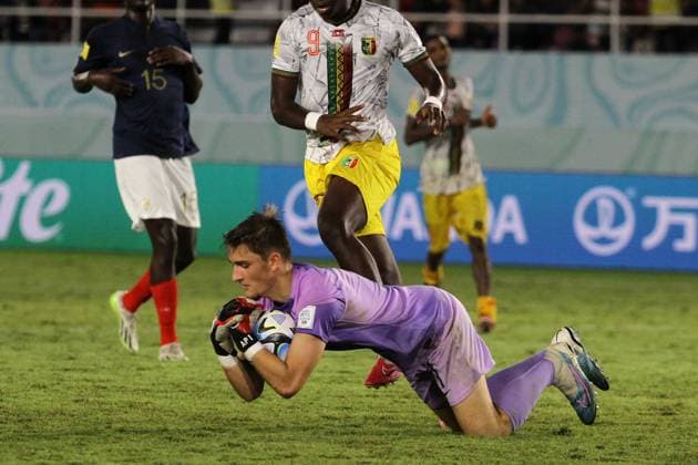 November 28, 2023, Surakarta, Central Java, Indonesia: PAUL ARGNEY of France catch the ball during FIFA U-17 World Cup Semi Final match between France and Mali at Manahan Stadium. Surakarta Indonesia - ZUMAb228 0368598914st Copyright: xAnggaxBudhiyantox