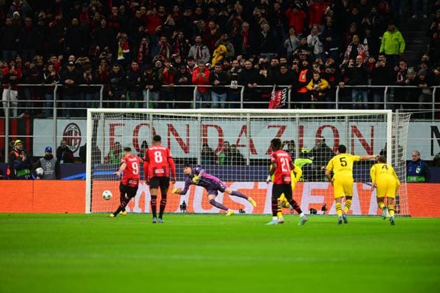 Italy, Mailand, 28.11.2023, San Siro Stadium, AC Milan-Borussia Dortmund - UEFA Champions League 2023 2024 - Group F, Gregor Kobel of Borussia Dortmund save penalty Milan San Siro Stadium Lombardy Italy