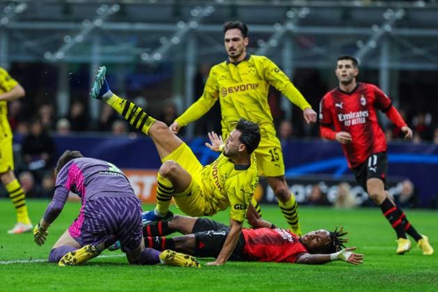 AC Milan vs Borussia Dortmund - UEFA Champions League 2023 24 Group Stage - Group F - 28 11 2023 Samuel Chukwueze of AC Milan competes for the ball with Gregor Kobel of Borussia Dortmund and Mats Hummels of Borussia Dortmund during UEFA Champions League 2023 24 Group Stage - Group F football match between AC Milan and Borussia Dortmund at San Siro Stadium, Milan, Italy on November 28, 2023 - Photo FCI Fabrizio Carabelli Copyright: xBEAUTIFULxSPORTS Carabellix