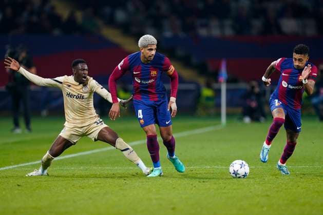 ESP: FC Barcelona, Barca FC Porto. UEFA Champions League match, Group H, date 5 Zaidu Sanusi of FC Porto and Ronald Araujo and Raphael Dias Belloli Raphinha of FC Barcelona during the UEFA Champions League match, Group H, between FC Barcelona and FC Porto played at Lluis Companys Stadium on November 28, 2023 in Barcelona, Spain. kpng Copyright: xSergioxRuizx xPRESSINPHOTOx PS_231128_023