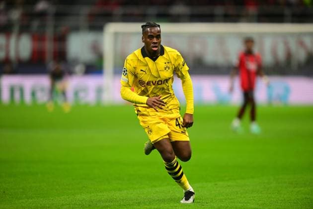 Italy, Mailand, 28.11.2023, San Siro Stadium, AC Milan-Borussia Dortmund - UEFA Champions League 2023 2024 - Group F, Jamie Bynoe-Gittens of Borussia Dortmund look on Milan San Siro Stadium Lombardy Italy