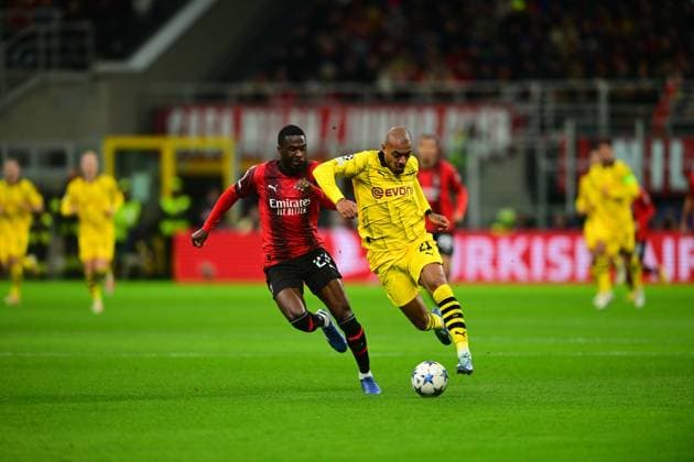 Italy, Mailand, 28.11.2023, San Siro Stadium, AC Milan-Borussia Dortmund - UEFA Champions League 2023 2024 - Group F, Fikayo Tomori of AC Milan and Donyell Malen of Borussia Dortmund battle for the ball Milan San Siro Stadium Lombardy Italy