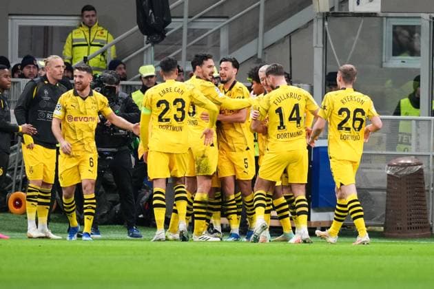 MILAN, ITALY - NOVEMBER 28: Jamie Bynoe-Gittens of Dortmund celebrates his goal with team during the UEFA Champions League Group Stage match between AC Milan and Borussia Dortmund at Stadio Giuseppe Meazza on November 28, 2023 in Milan, Italy. Copyright: xJustPictures.ch JarixPestelaccix jp-en-EuSpIm-Milan_Dortmund_28Nov2023_JAR_00026